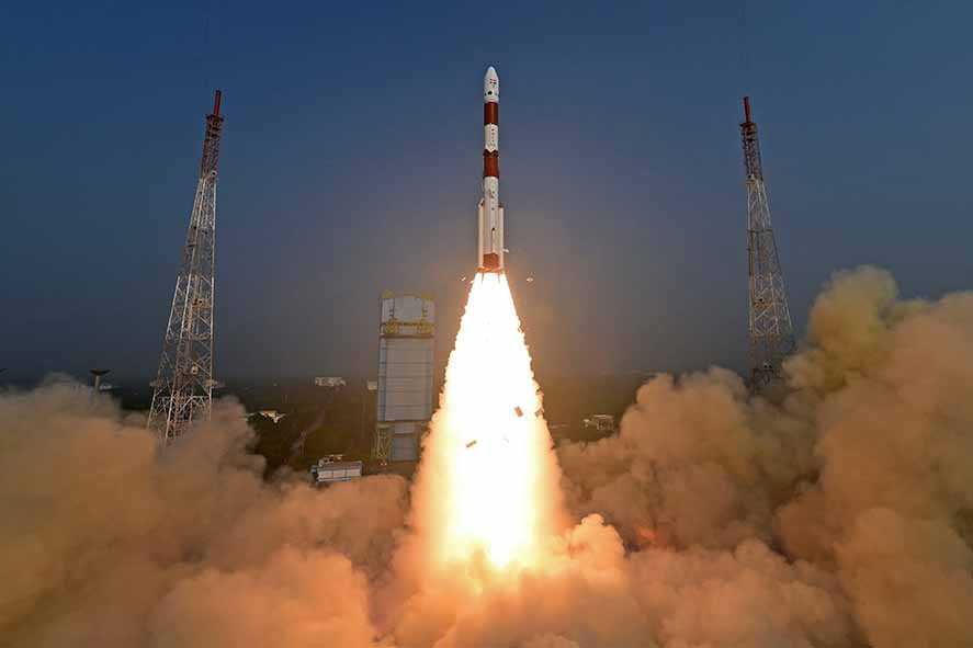 India Luncurkan Satelit untuk Pelajari Lubang Hitam