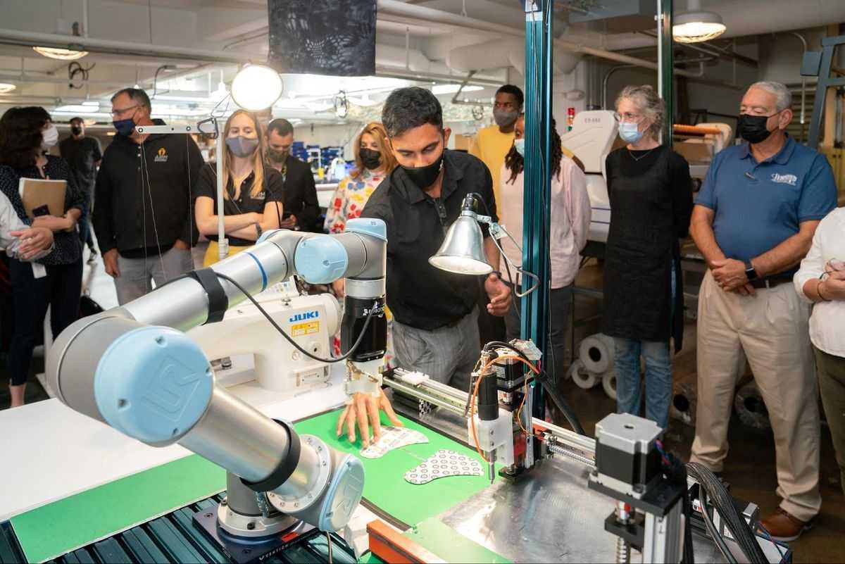 Industri Tekstil Uji Keterampilan Robot Penjahit Pakaian, Gantikan Manusia?