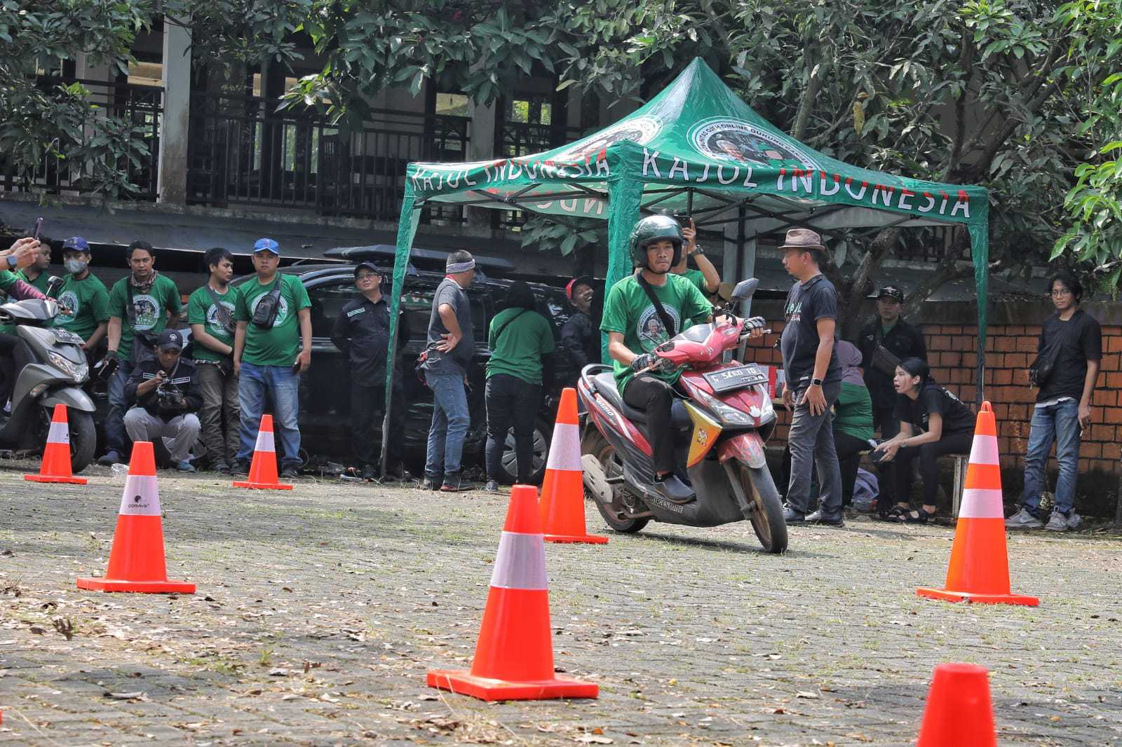 Ingatkan Keselamatan Berkendara, Relawan Ganjar Gelar Pelatihan Safety Riding Bagi Driver Ojol