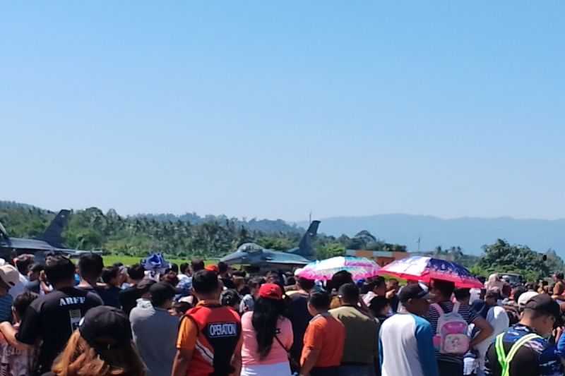 Ingin Lihat Pesawat Tempur TNI, Warga Berbondong-bondong ke Lanud Sam Ratulangi