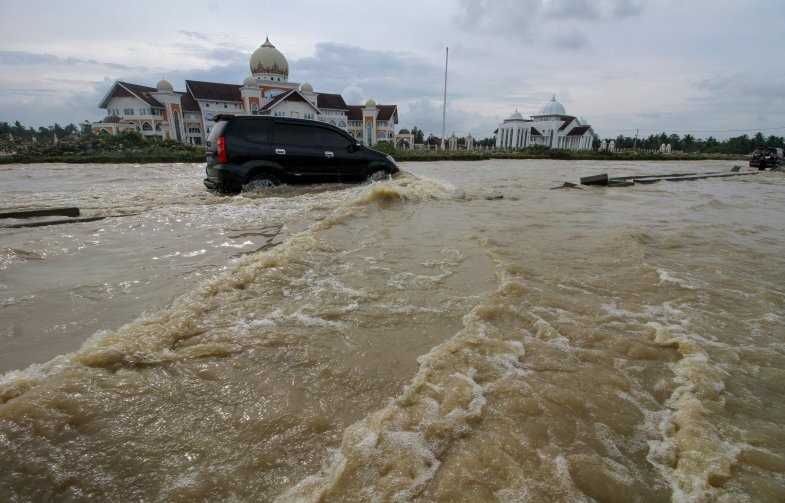 Ini Cara Aman Berkendara di Jalur Banjir - Koran-Jakarta.com