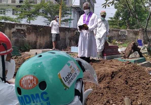 Ini Kisah Foto Viral Muhammadiyah Bantu Pemakaman Jemaat Gereja