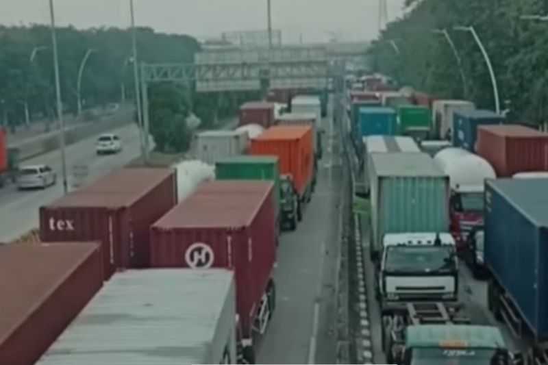 Ini Penyebab Macet Panjang Jalan Arteri Menuju Pelabuhan Tanjung Priok