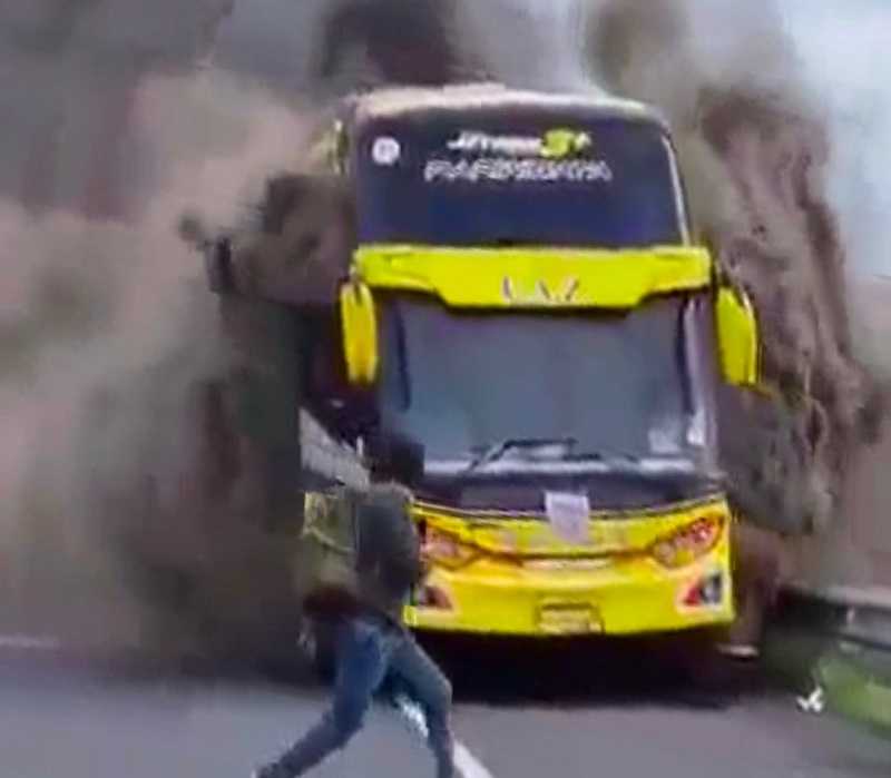 Ini Sungguh Keajaiban Semua Selamat, Bus Penumpang Terbakar di Tol Pandaan - Malang