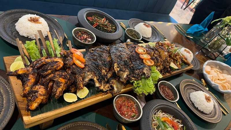 Inovasi Baru, Makan Iga Bakar dan BBQ Assorted Seafood di Atas Papan Sepanjang 1 Meter
