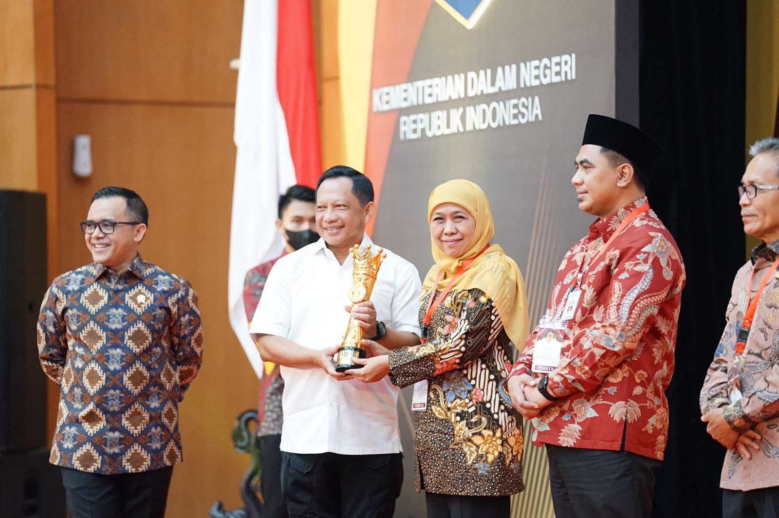 Inovasi Samsat 4.0 dan Eko-Tren Bawa Jatim Sabet Penghargaan IGA Award Kemendagri 2022