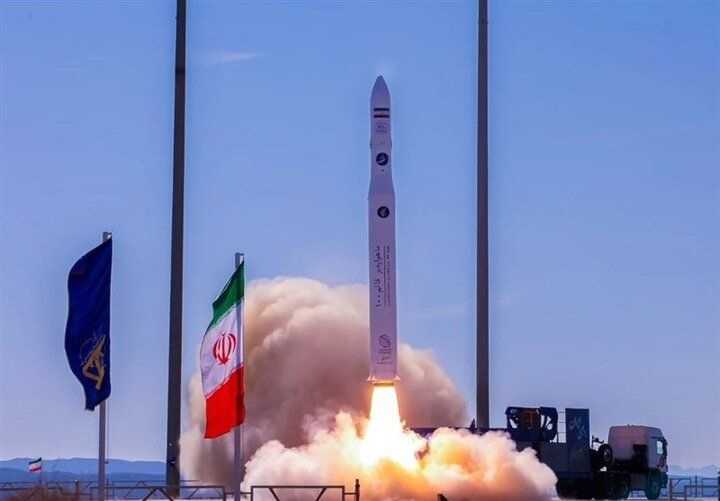 Iran Berhasil Luncurkan Satelit Penelitian Chamran-1 ke Antariksa