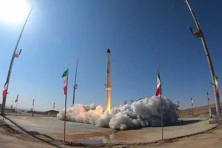 Iran Berhasil Luncurkan Satelit Penelitian Chamran-1 ke Ruang Antariksa