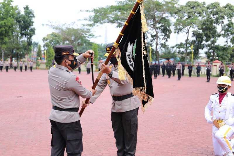 Irjen Martuani Serahkan Pataka Polda Sumut ke Irjen Panca Putra