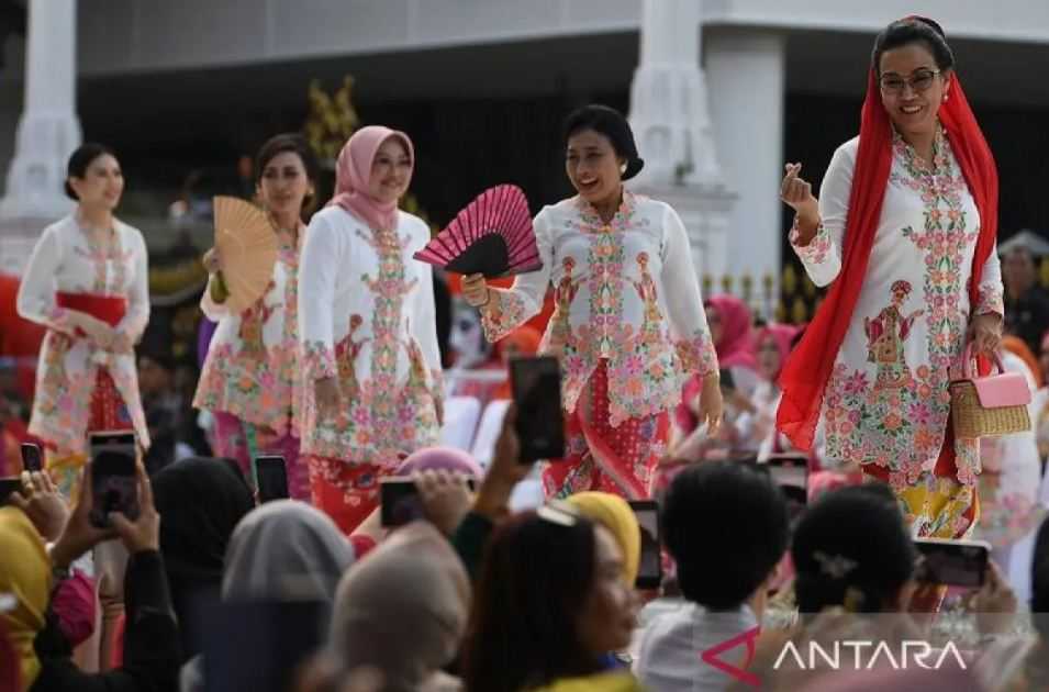 Istana Berkebaya, Menteri Jokowi Lenggak-lenggok di Catwalk Depan Istana