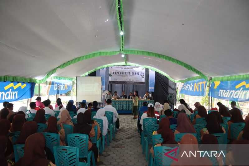 IWAPI Manggarai Barat Berikan Edukasi Kewirausahaan Bagi Pelajar