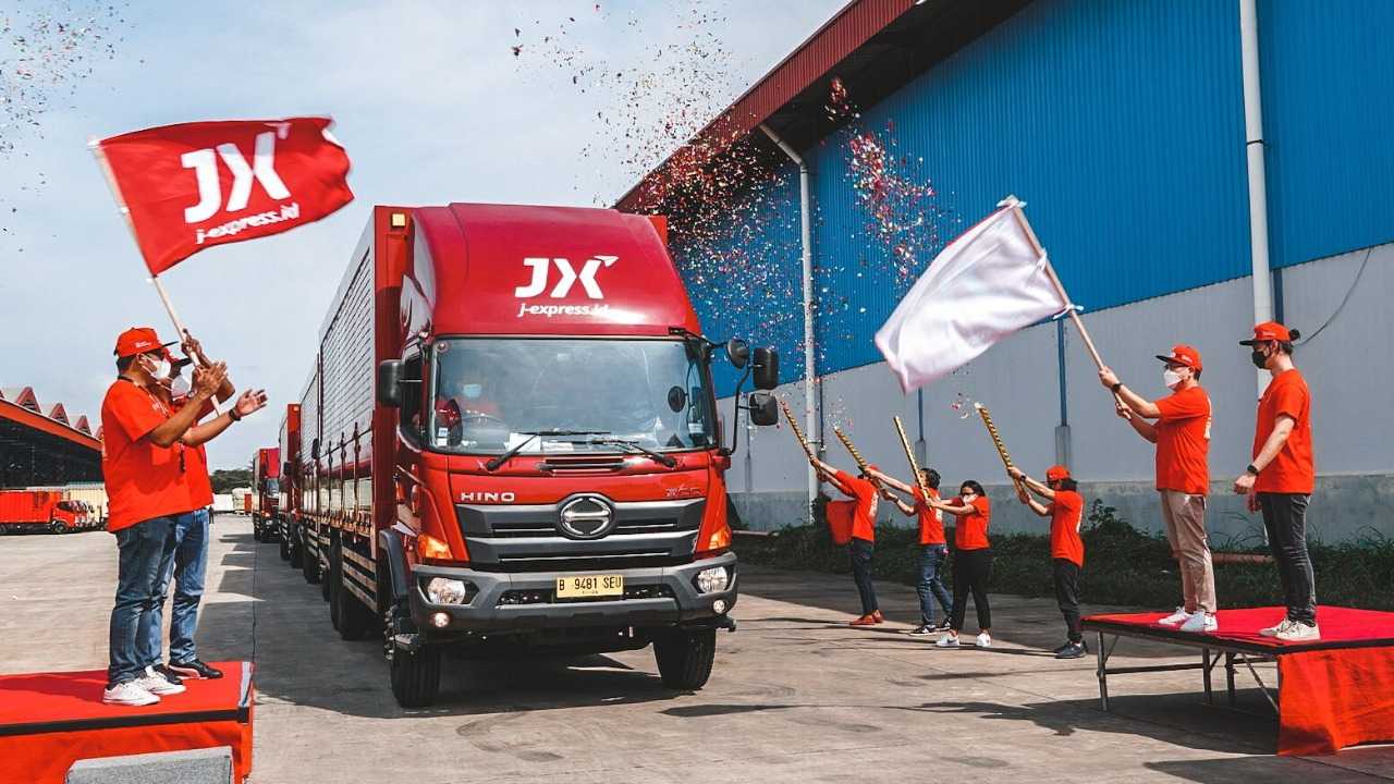 J-Express (JX) Indonesia Meremajakan Enam Armada Truk