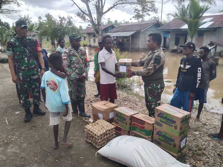 Jajaran Koramil di Mimika Beri Bantuan Sembako ke Warga yang Terkena Musibah Banjir