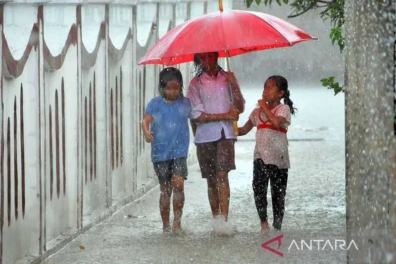 Jakarta Diguyur Hujan pada Minggu Siang hingga Malam
