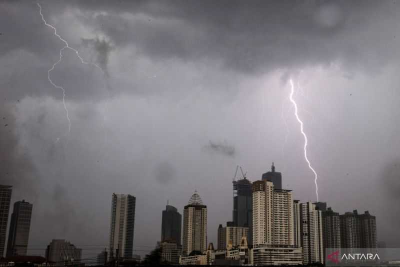 Jakarta Diramalkan Hujan Petir dan Angin Kencang Hari Ini