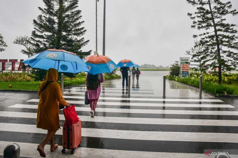 Jakarta Mendung Pagi Ini, BMKG Keluarkan Peringatan akan Dampak Hujan Lebat yang Turun di Sejumlah Provinsi