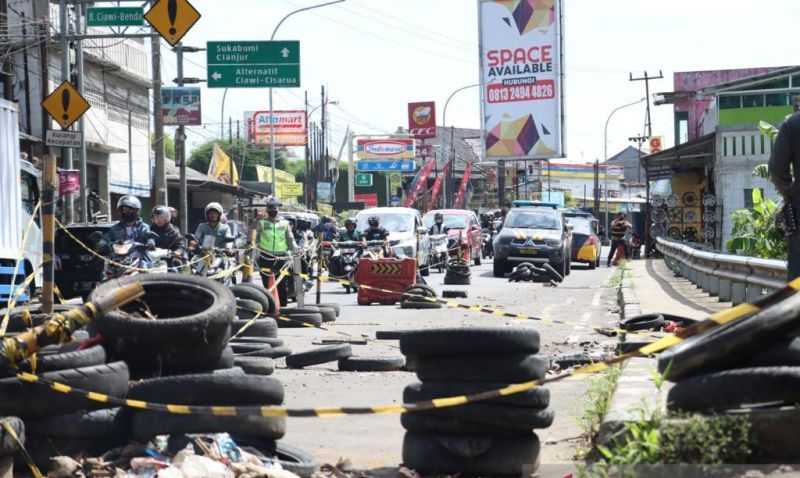 Jalan Bogor-Sukabumi Longsor, Kendaraan Besar Dialihkan ke Tol