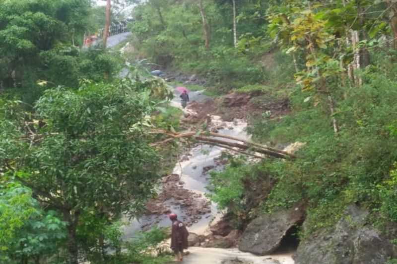 Jalan Menuju ke Tempat Ziarah Sendangsono Tertutup Longsor, Belum Dapat Ditangani karena Masih Hujan Deras