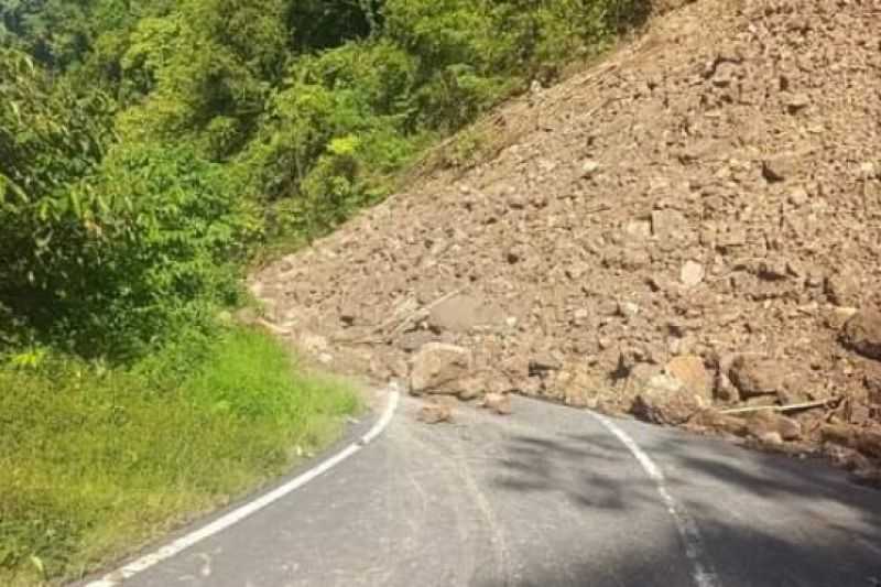 Jalan Poros Mamuju-Mamasa Tertimbun Longsor