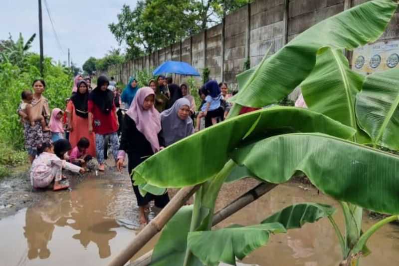 Jalan Rusak, Emak-emak Sindang Jaya Tangerang Demo Minta Diperbaiki
