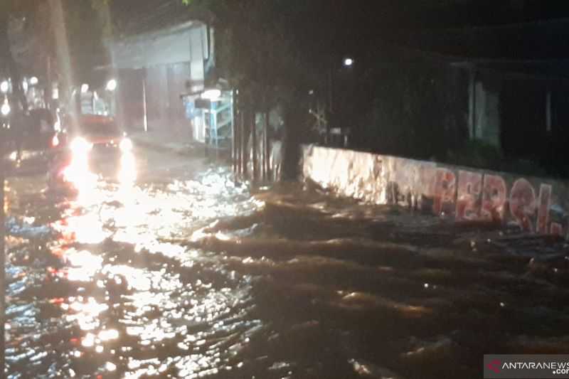 Jalan Swadarma Raya Jakarta Selatan Tergenang Air Hingga 50 Cm