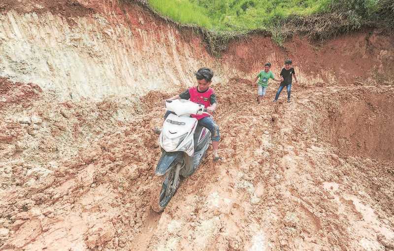 JALAN TERTIMBUN LONGSOR DI KABUPATEN KERINCI