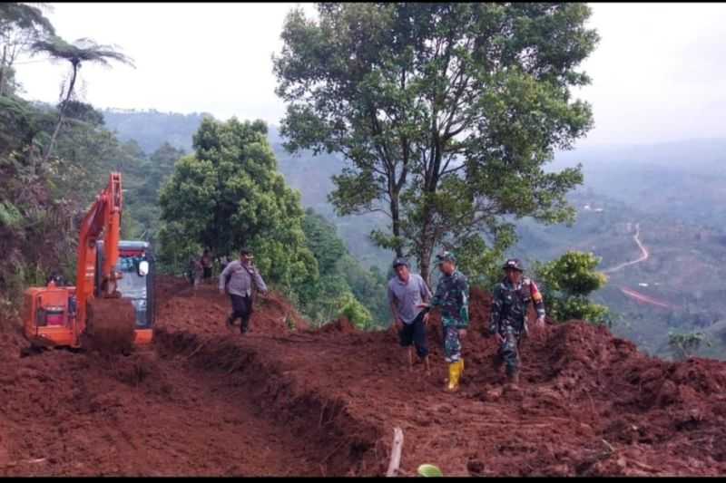 Jalan Tertutup Longsor di Lampung Barat Masih Diperbaiki