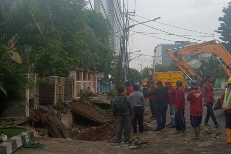 Jalanan Tiba-tiba Ambles di Surabaya, Pagar Rumah Warga Ikut Runtuh