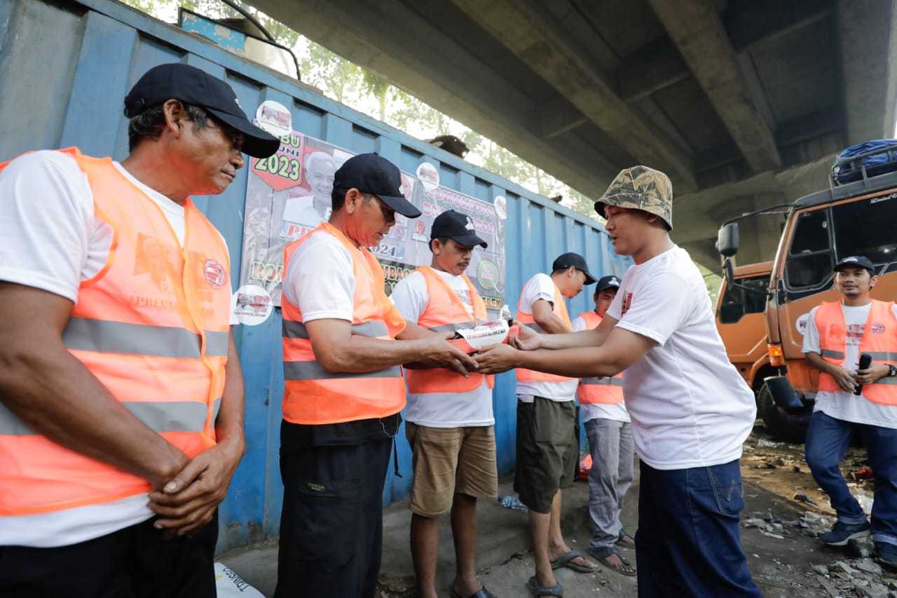 Jalin Silaturahmi ke Sopir Truk di Jakarta Utara, Sukarelawan Ganjar Bantu Peralatan Bengkel 2