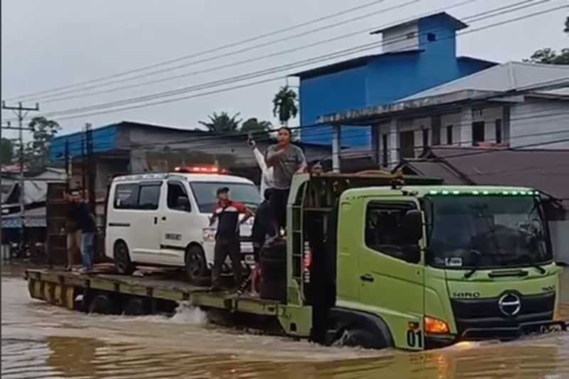 Jalur Darat Pontianak-Sanggau Terputus Akibat Banjir di Sosok