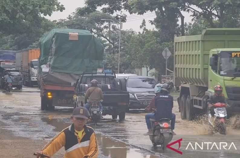 Jalur Pantura Terendam Banjir Timbulkan Kemacetan Panjang di Pati