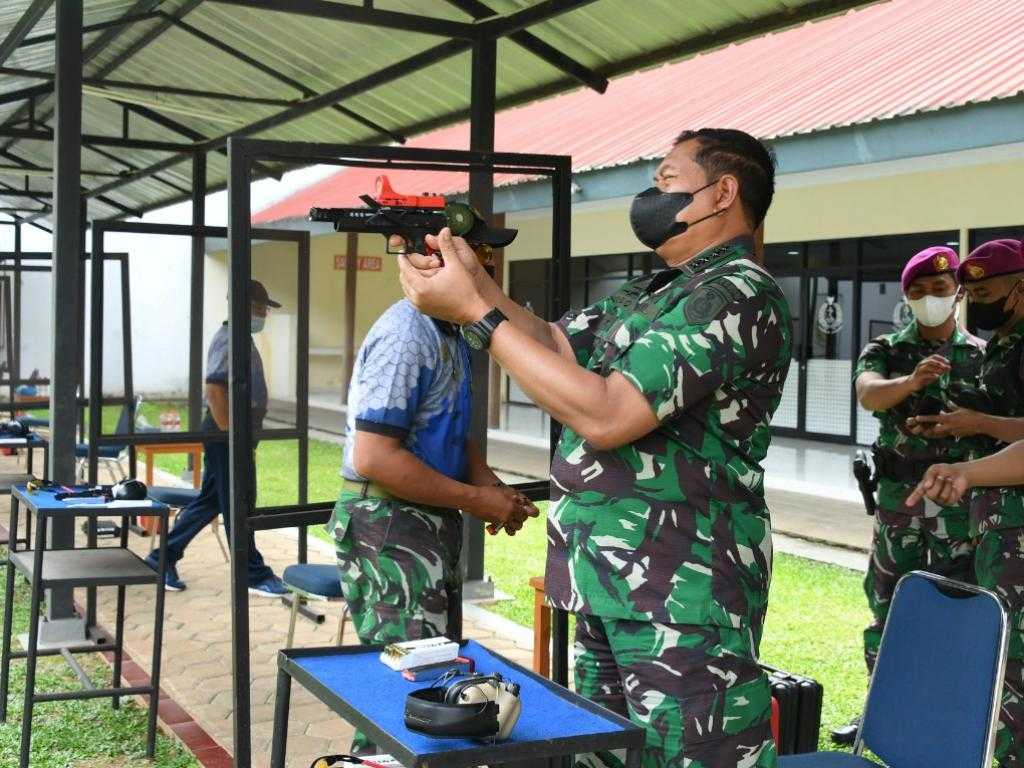 Jarang yang Tahu Ternyata Seorang Pucuk Pimpinan TNI Juga Masih Jago Menembak, Ini Jenis Pistol-pistolnya