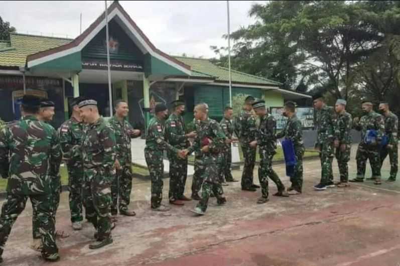 Jauh dari Keluarga, Satgas Pamtas Yonif Mekanis 643/Wanara Sakti Rayakan Idul Fitri Secara Sederhana