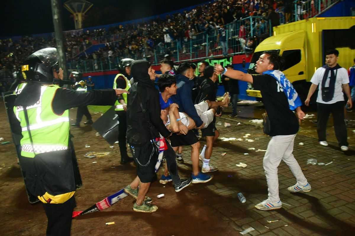 Jejak Hitam Penggunaan Gas Air Mata di Kerusuhan Stadion Sepak Bola