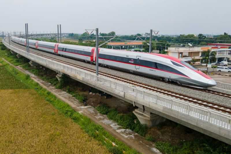 Jelang Commissioning Test Kereta Api Cepat Jakarta Bandung, Masyarakat Diminta Tak Beraktivitas di Jalur KCJB