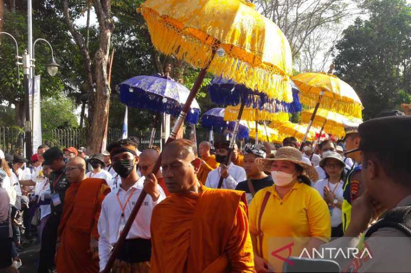 Jelang Detik-detik Waisak, Umat Buddha Berjalan dari Candi Mendut ke Borobudur