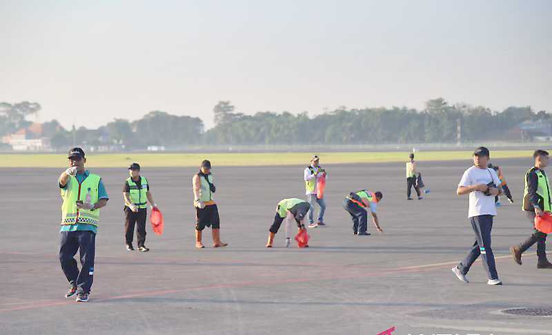 Jelang Kedatangan Pesawat A380, Bandara Bali Lakukan FOD Cleaning