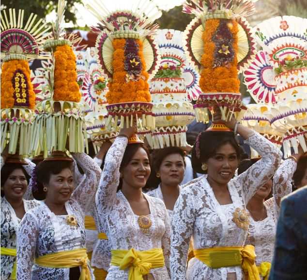 Jelang Nataru, Pura Ulun Danu Bali Gelar Parade 'Gebogan'