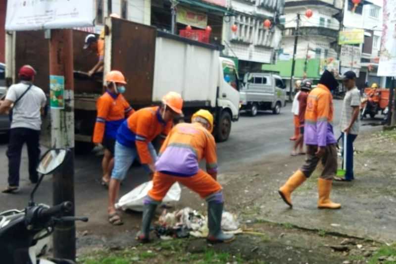 Jelang Perayaan Cap Go Meh, Warga Kota Makassar Bersih-bersih Jalanan