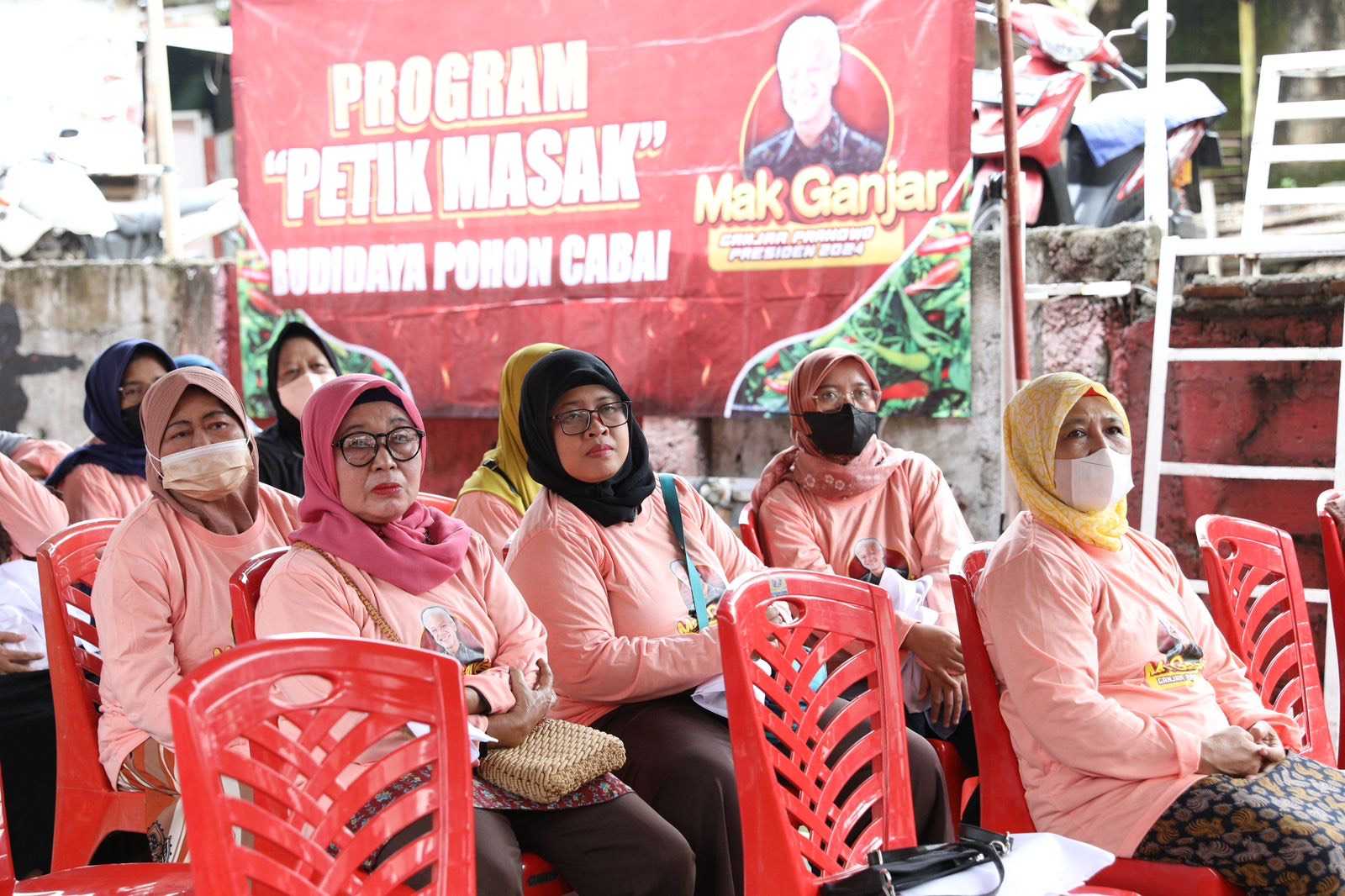 Jelang Puasa, Emak-emak di Jaksel Tanam Ratusan Pohon Cabai Bersama Mak Ganjar