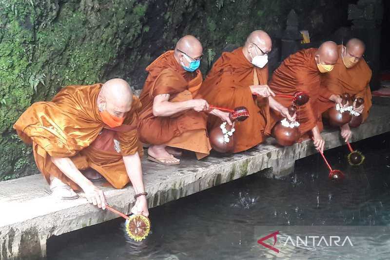 Jelang Waisak, Para Biksu Ambil 6.000 Botol Air Berkah dari Umbul Jumprit Temanggung