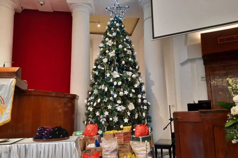 Jemaat GPIB Immanuel Curhat Lewat Kertas di Pohon Natal