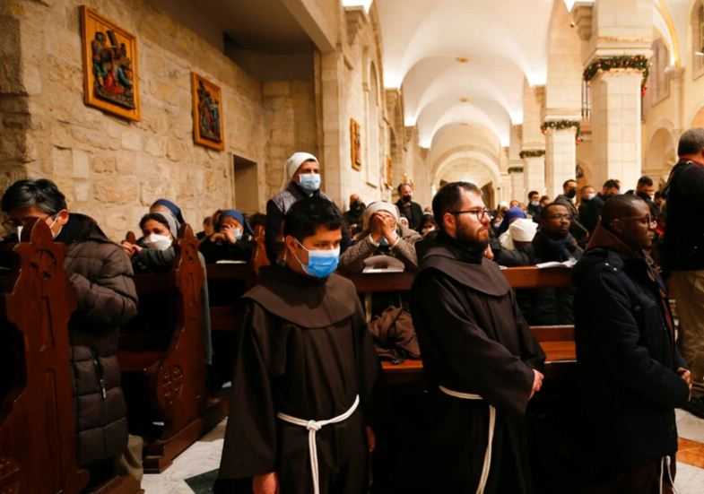 Jemaat Padati Misa Tengah Malam di Bethlehem