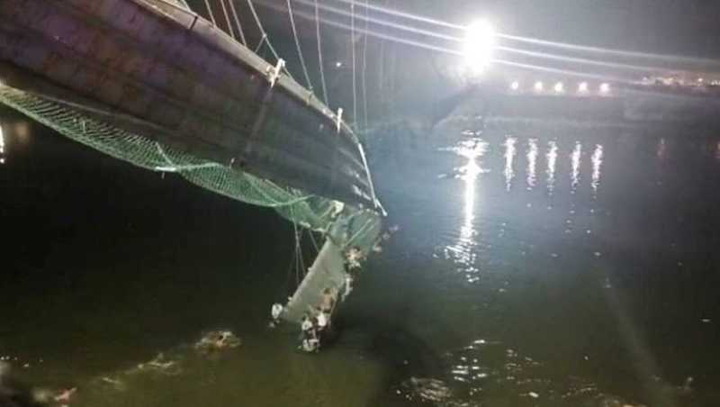 Jembatan Ambruk saat Perayaan Liburan, 80 Orang Tewas Jatuh ke Sungai