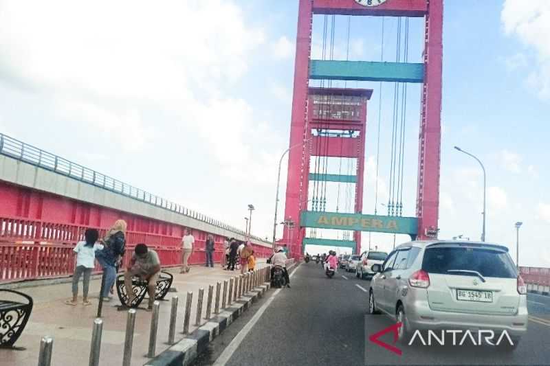 Jembatan Ampera Palembang Ramai Dikunjungi Wisatawan Saat Arus Balik