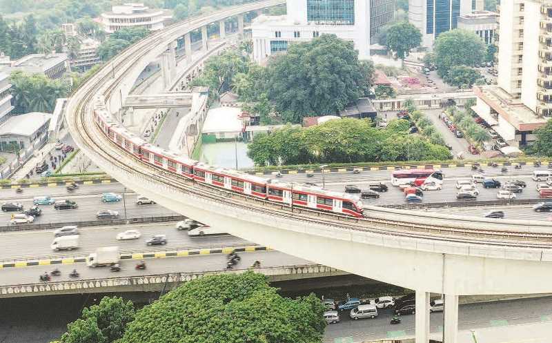 JEMBATAN LRT KUNINGAN DIANGGAP BERMASALAH