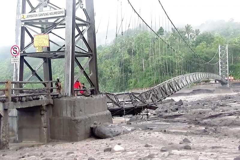 JEMBATAN PUTUS DITERJANG BANJIR LAHAR SEMERU