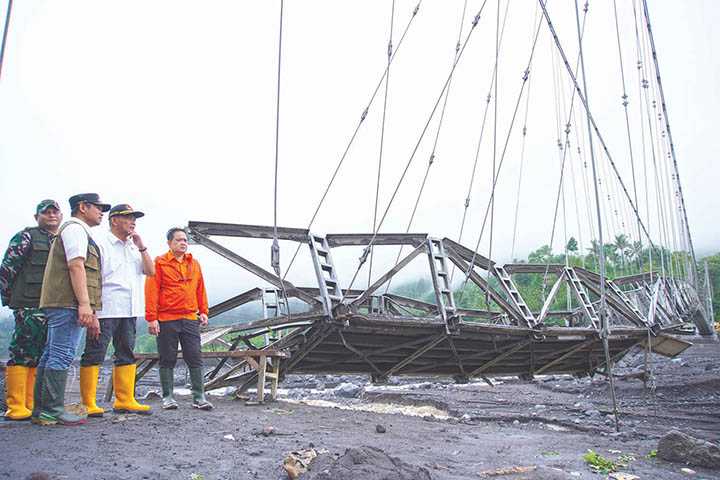 Jembatan Rusak akibat Banjir Lahar Gunung Semeru