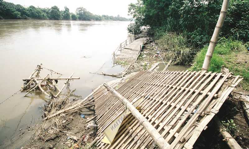 JEMBATAN RUSAK AKIBAT DITERJANG BANJIR