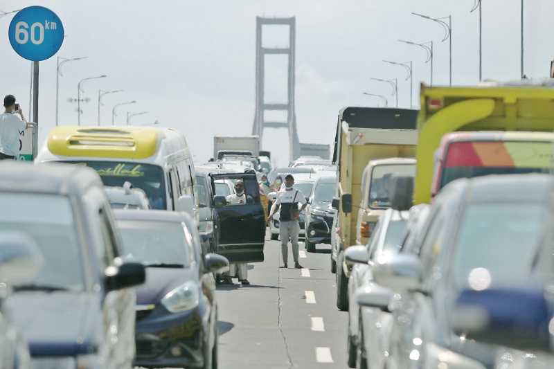 JEMBATAN SURAMADU DISEKAT